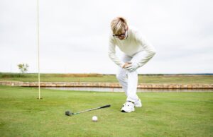 5 Mistakes That Golfers Make That Lead To Annoying Knee Pain When Bending